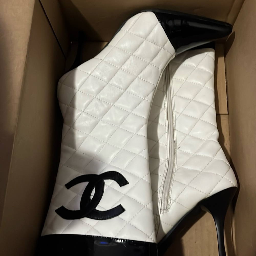 Replica? Chanel boots size 37 runs small fit 5 -6 not 7. Never worn